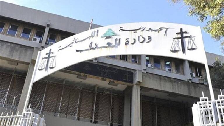 لبناني يضرم النار في نفسه أمام إحدى المحاكم في بيروت