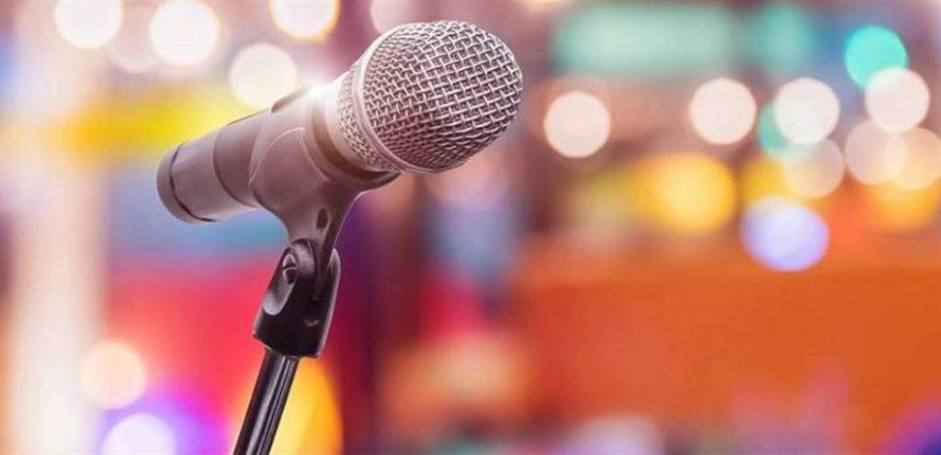فنانة شهيرة تطرد والدتها من المنزل