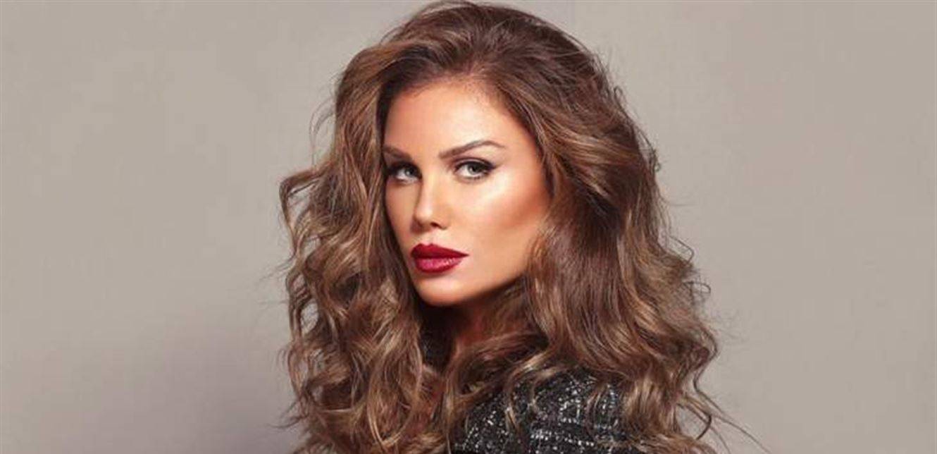 نيكول سابا تقفز وترقص بالشارع (فيديو)