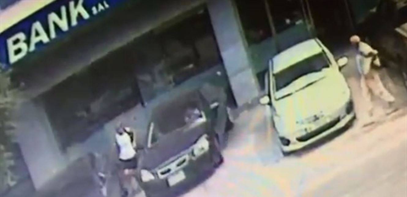 سيارة تجتاح مصرفاً في جبيل وجرح موظفة (فيديو)