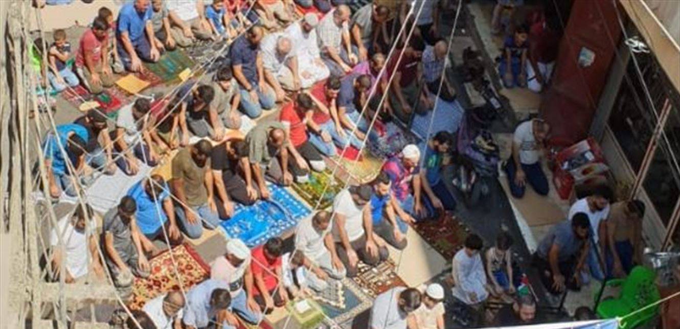 صلاة وتظاهرة في مخيم عين الحلوة رفضا لقرار وزير العمل