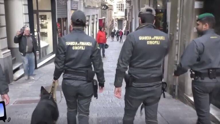 إيطاليا.. اعتقال 10 أشخاص بينهم إمام مسجد بتهمة تمويل الإرهاب