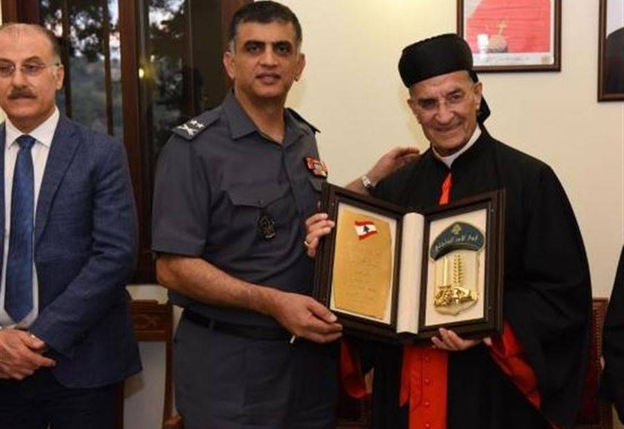 بالصور: الراعي يدعو الله من أجل اللواء عثمان