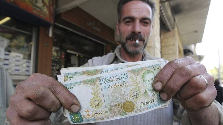 تدني العملة السورية الى مستوى غير مسبوق.. وخبير يقترح حلا يعود للثمانينات لدعم الليرة