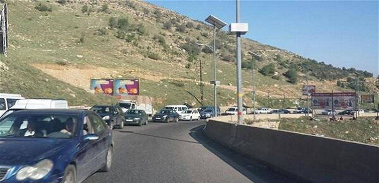 توقيف سيارة فان محملة بالأحذية المهربة على طريق ضهر البيدر (صورة)