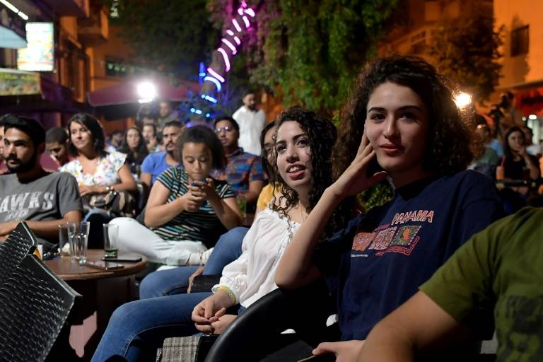 شباب تونسيون يريدون إحداث انقلاب في الأداء السياسي في الانتخابات
