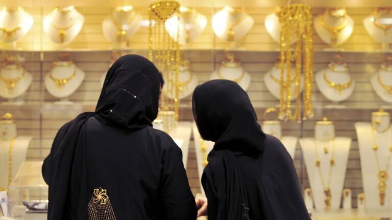 كم طن من الذهب اشترت قطر في شهر واحد؟