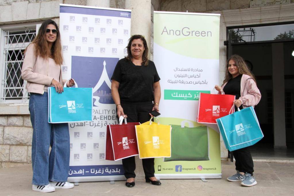 توزيع أكياس صديقة للبيئة في إهدن