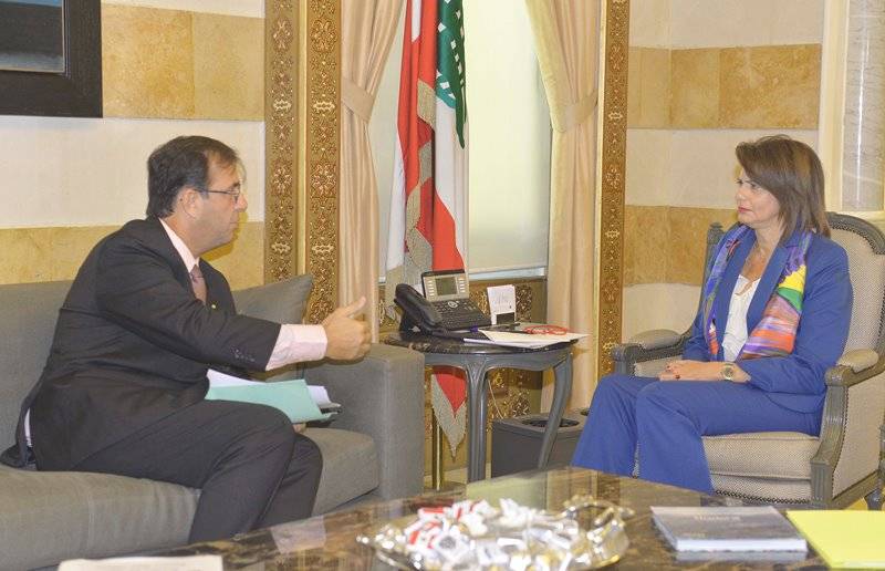 الحسن بحثت مع سفير فرنسا تحضيرات زيارتها الى باريس