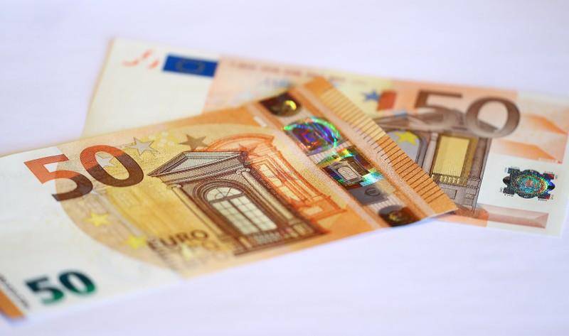 اليورو يهبط لأدنى مستوى في أسبوع مقابل الدولار قبيل اجتماع المركزي الأوروبي