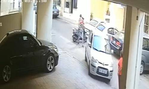 بالفيديو: وقاحة وجرأة... لاحقاها في عين رمانة وسرقاها أمام منزلها