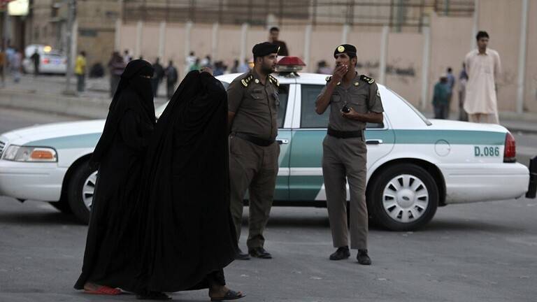 شرطة مكة تصدر بيانا بشأن فيديو "خطف" طالب أمام مدرسة في جدة