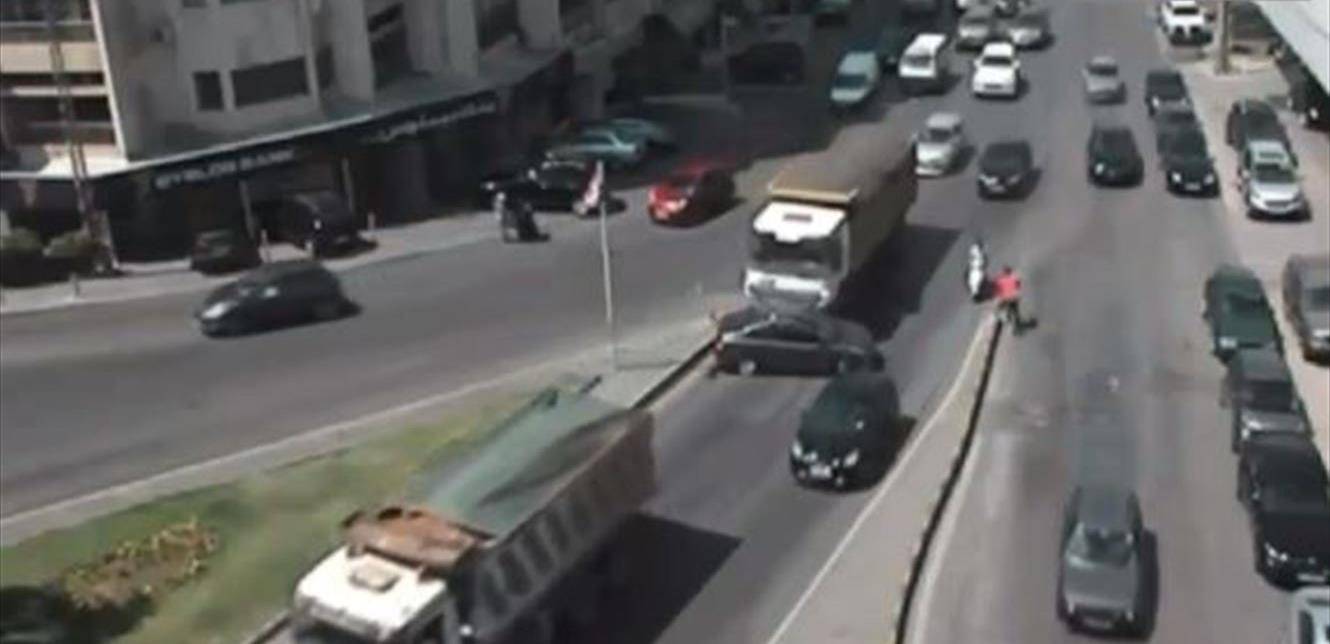 احذروا "النقاط العمياء" لسائق الشاحنة.. شاهدوا هذا الحادث! (فيديو)