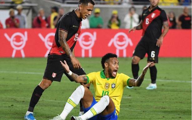 البيرو تـثأر من البرازيـل وديـاً (1 - 0) والأرجنـتيـن تـكــتسح الـمكــسيــك (4 - 0)
