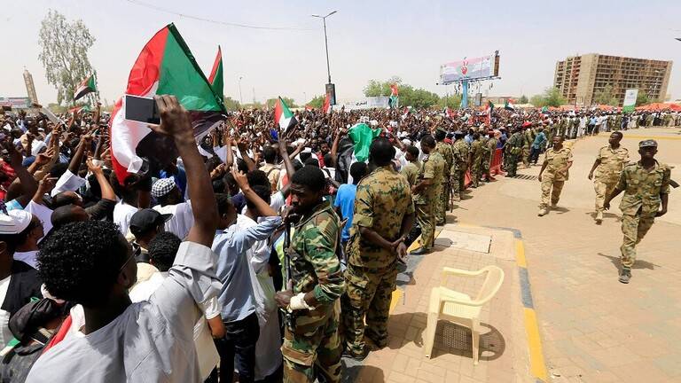 "العفو الدولية" تدين الاعتداء على المتظاهرين أمام القصر الجمهوري بالخرطوم