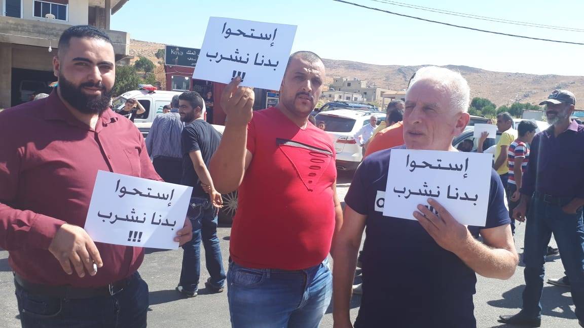 أهالي البيرة اعتصموا واقفلوا طريق المصنع راشيا احتجاجا على انقطاع مياه الشفة منذ شهر