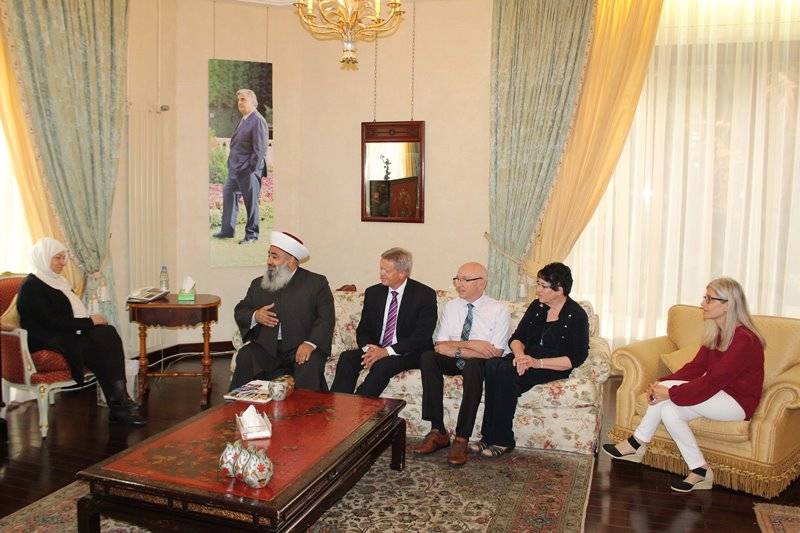 الحريري عرضت مع زوارها شؤونا تربوية