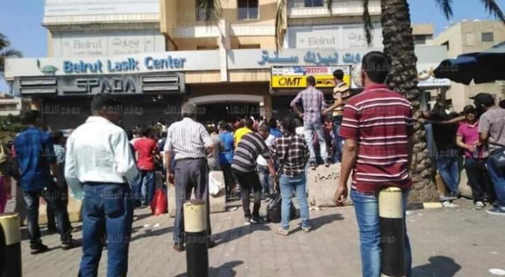 تظاهرة للتابعية البنغلادشية أمام سفارة بلادهم احتجاجا على عدم انجاز معاملاتهم