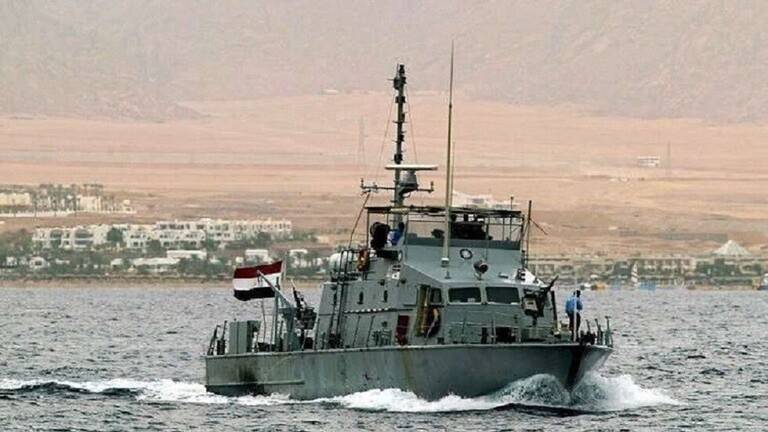 الجيش المصري ينقذ سياحا تعطل يختهم في البحر الأحمر