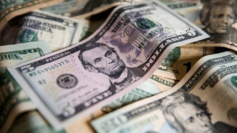 الدولار يهبط بعد استهداف 