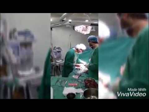 طبيب لبناني يُشعل مواقع التواصل الاجتماعي.. رنّم للقديس شربل خلال عملية جراحية (فيديو)