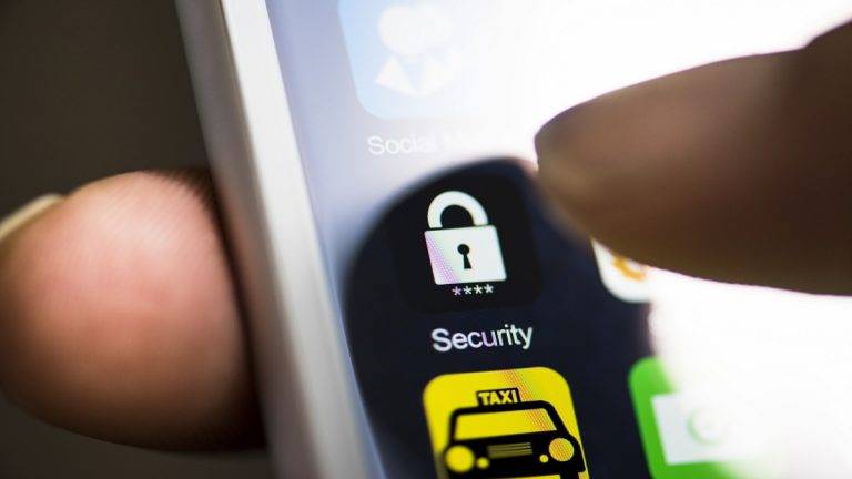 هجوم فيروسي يتيح للقراصنة التحكم بهاتفك برسالة نصية