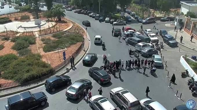 تجمع عدد من المحتجين محلة الاونيسكو وحركة المرور كثيفة