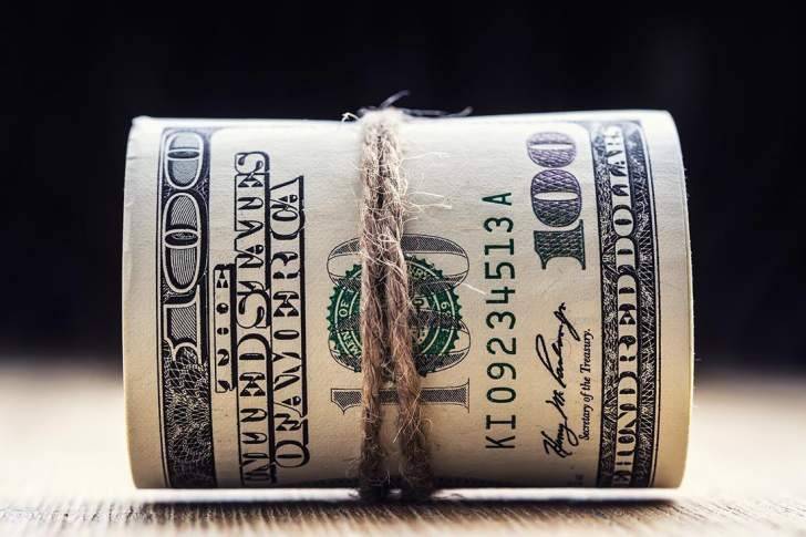 الدولار يتراجع بعد إشارات المركزي الأميركي بشأن مسار التيسير في المستقبل