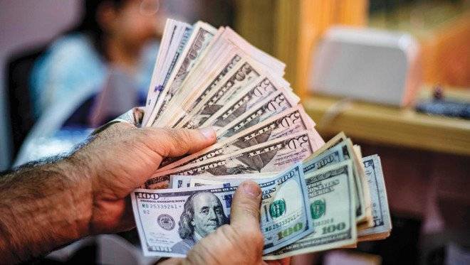 الدولار يرتفع والذهب يستقر وسط توقعات بخفض الفائدة الأمريكية
