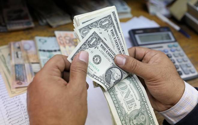 الضبابية الجيوسياسية والاقتصادية تنعش الدولار .. والذهب يستقر
