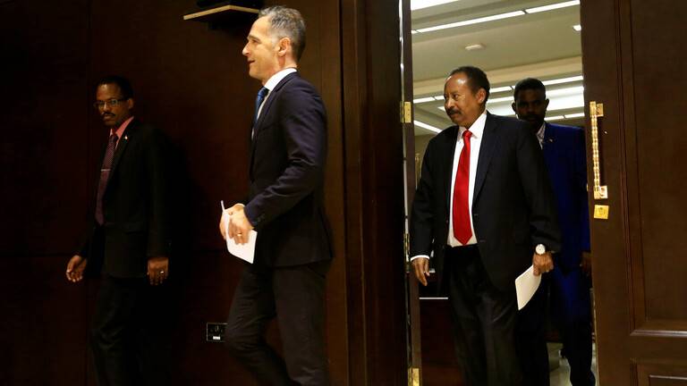 حمدوك يصل إلى القاهرة في أول زيارة لدولة عربية ويلتقي السيسي