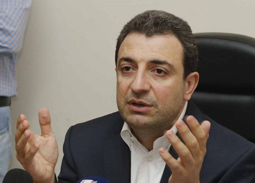 من الشخصية التي دعاها أبو فاعور الى التواضع؟