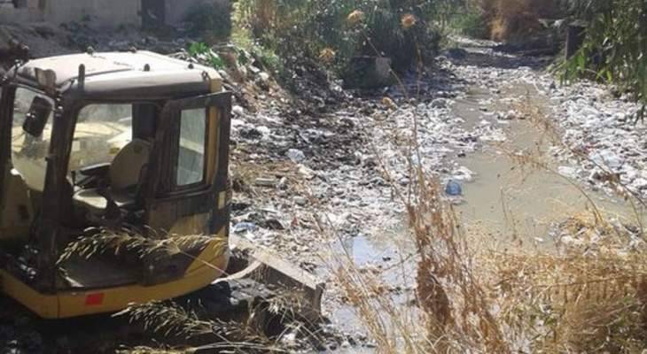 وزارة الاشغال بدأت بتنظيف مجرى نهر الغدير: نرجو عدم رمي النفايات كي لا يطوف النهر