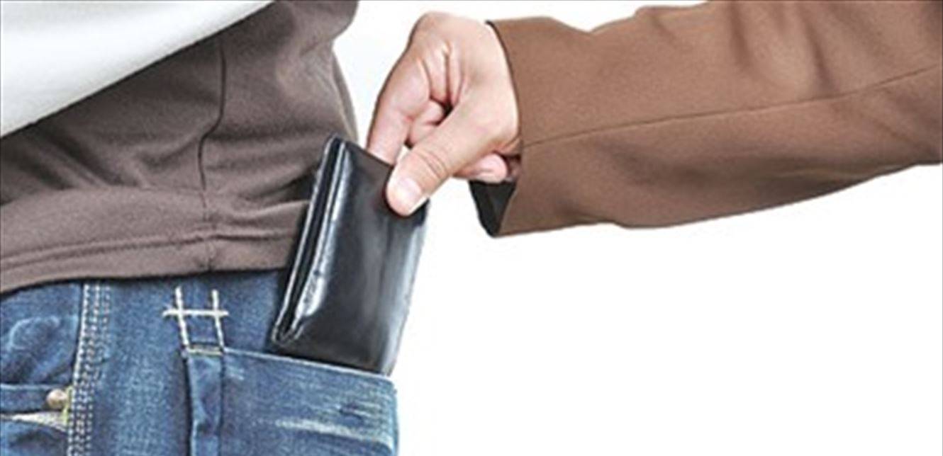 سرق محفظة واشترى بالمال هواتف خلوية.. لكن ماذا حلّ به؟