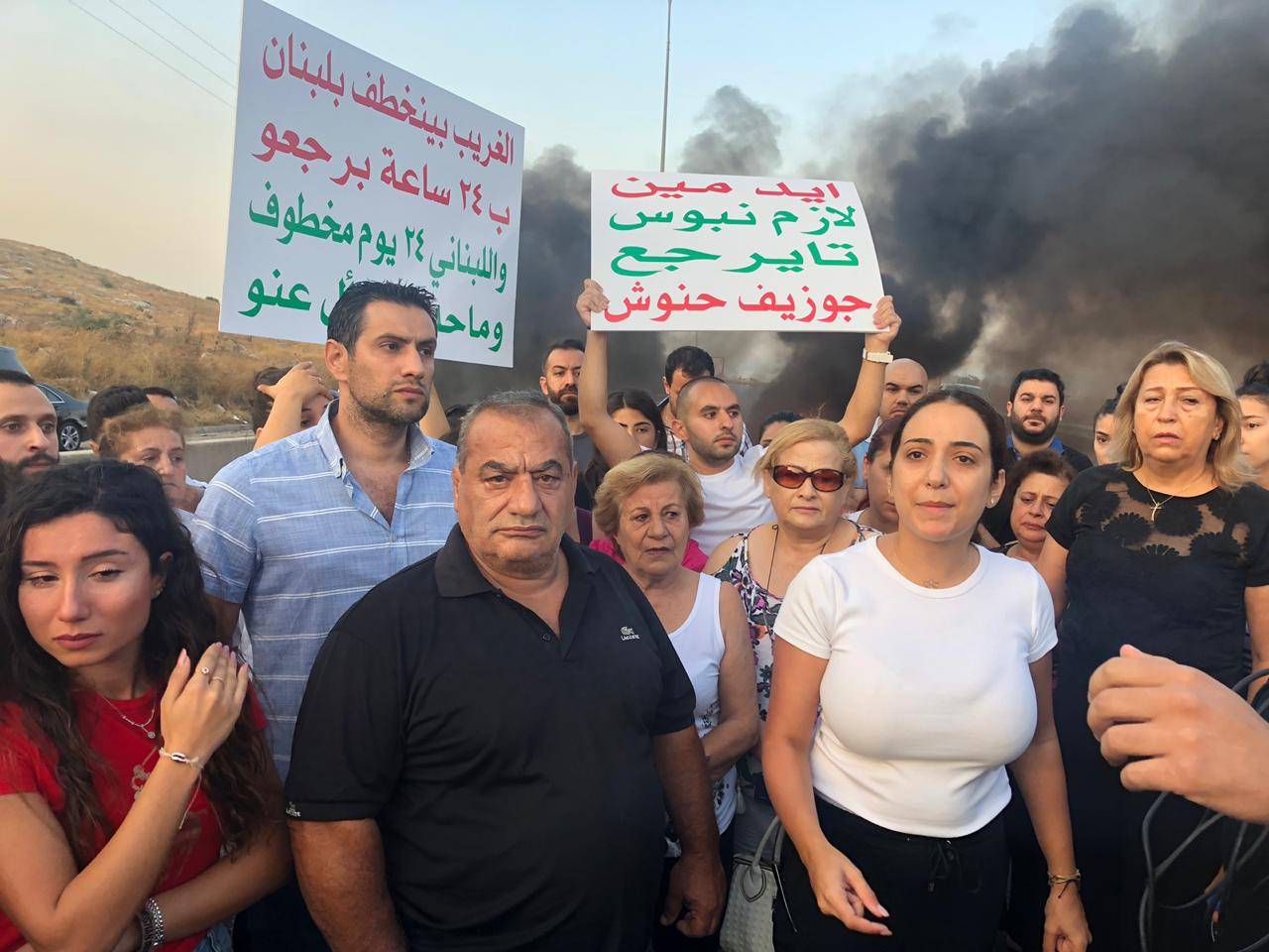 أهالي المخطوف حنوش قطعوا طريق البربارة بالإطارات وناشدوا ابراهيم تسلم قضية خطف ابنهم