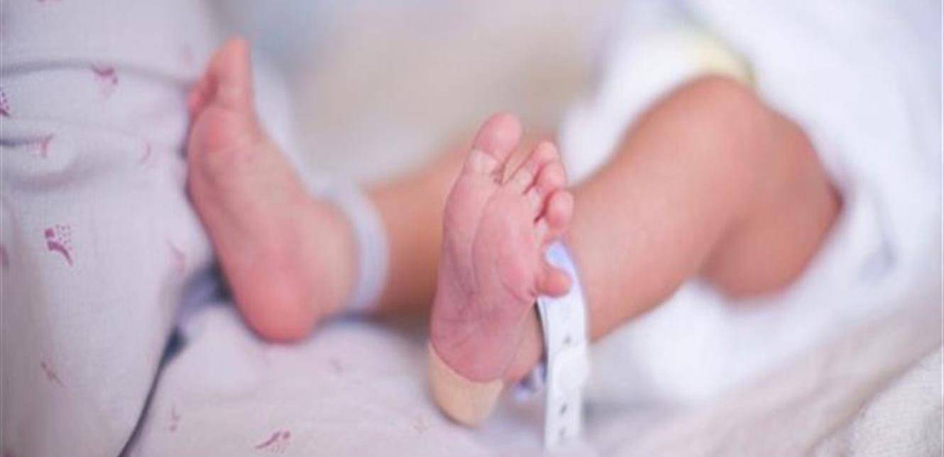 بالجرم المشهود.. ضبط رجل وهو يقوم ببيع طفله