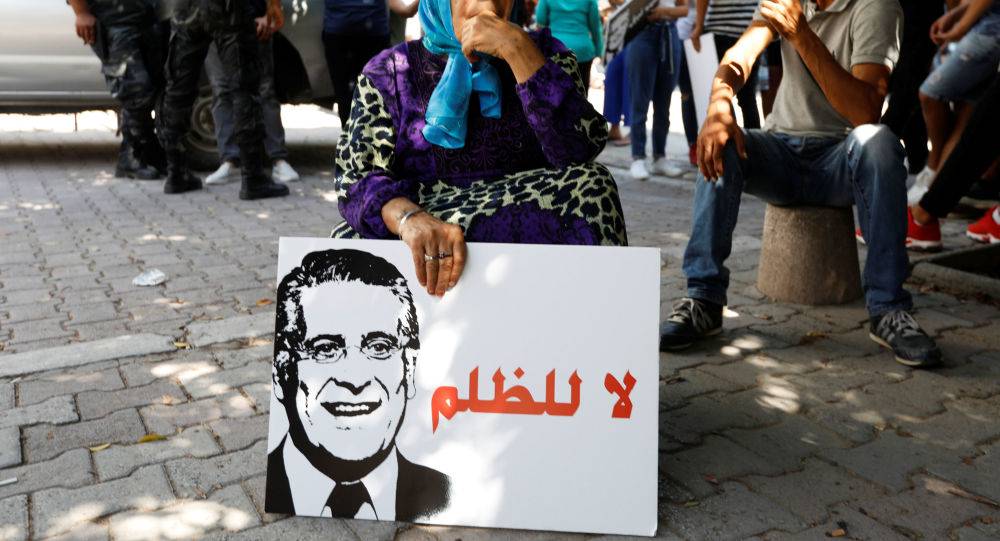 هو في السجن وهي تجوب البلاد... امرأة أقنعت التونسيين بانتخاب سجين للرئاسة