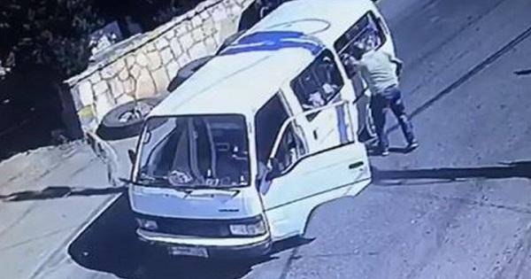 بالفيديو: سائق باص ينهال على الأطفال بالضرب وسط الطريق
