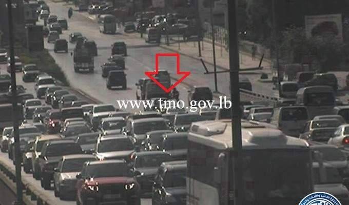 التحكم المروري:سقوط جزء من حمولة اتربة على جسر الدورة ما سبب بزحمة سير