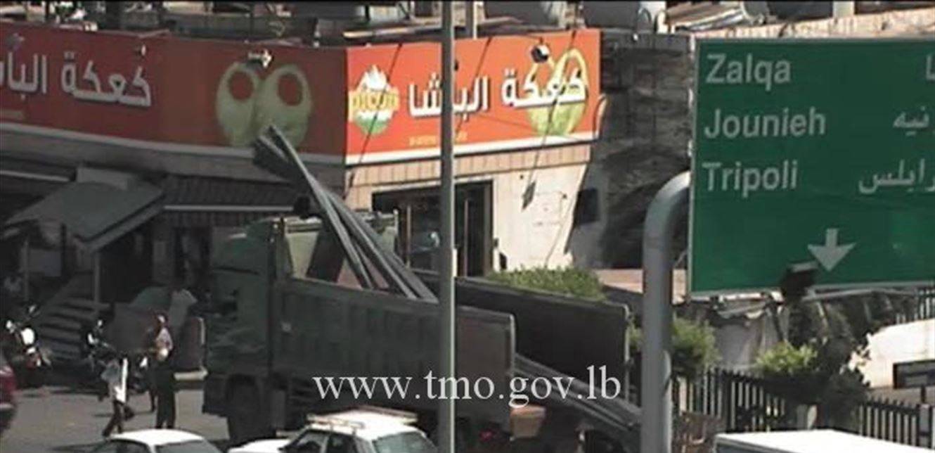 اصطدام شاحنة بلوحة إعلانية على محوّل نهر الموت! (صورة)