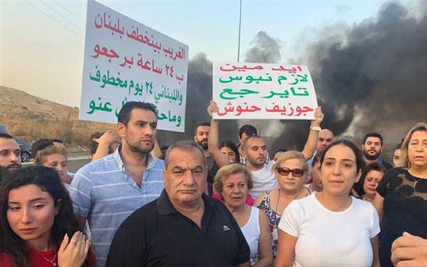 أهالي المخطوف يـقطعون أوتوستراد البترون احتجاجاً