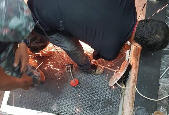 بالصورة - علقت قدمه داخل مصعد في صيدا.. هذا ما حصل!
