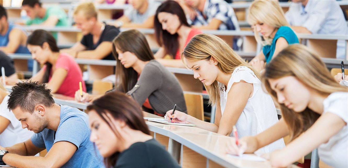 إلى الطلاب اللبنانيين... 2200 منحة جامعية متاحة لكم!
