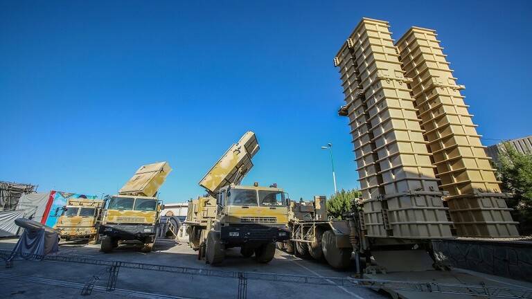 إيران تعرض منظومة "باور-373" للدفاع الجوي (صور)