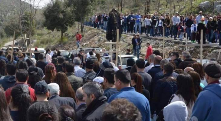 بدء مسيرة القربان المقدس بدير مار مارون عنايا من المحبسة الى الكنيسة