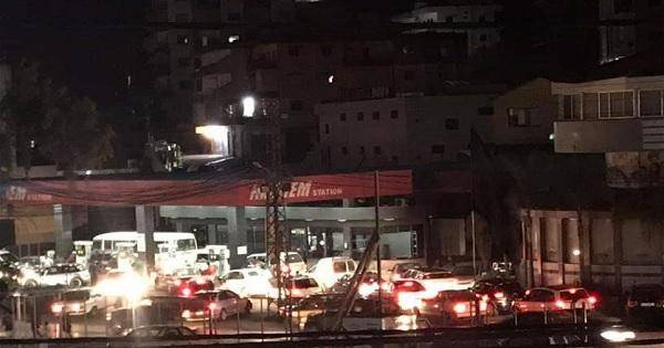 بالصورة: توافد كثيف إلى محطات الوقود تحسباً لأي طارئ