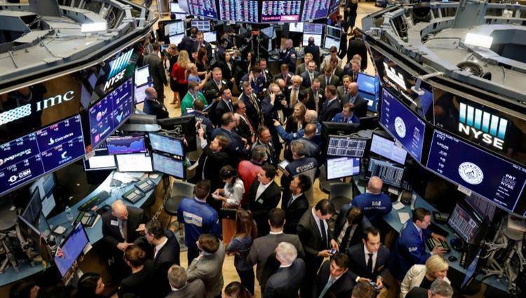 بورصة وول ستريت تهبط مع اكتساب مسعى لعزل ترامب قوة دافعة