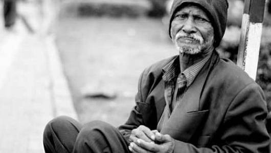 رايات الإنسانية... إلى الأعلى من فضلكم!