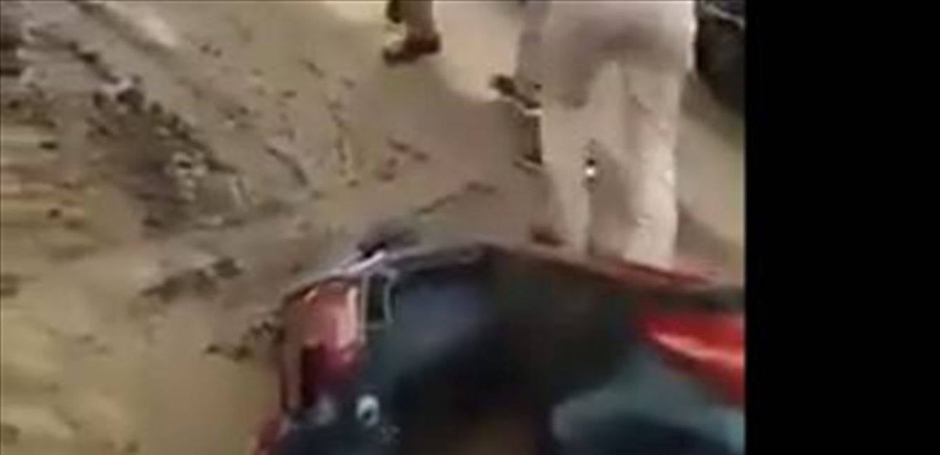 سائق دراجة نارية يرد الصاع صاعين لشرطي ضربه في الشارع (فيديو)