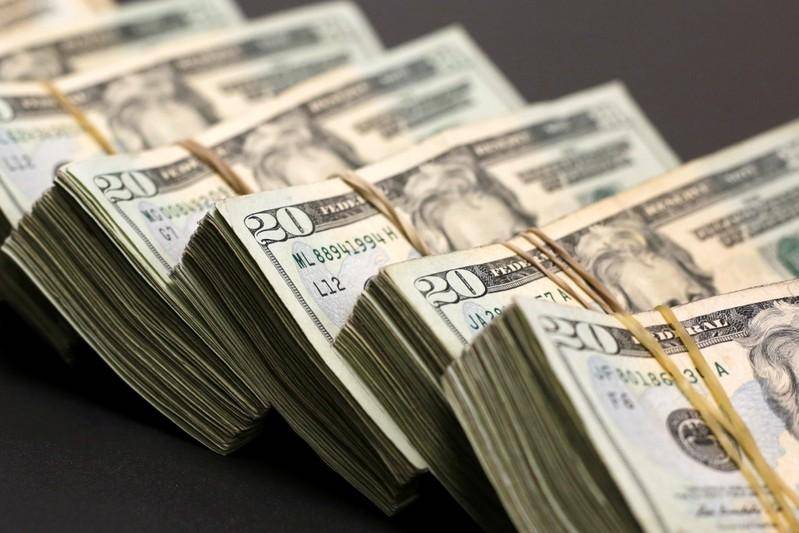 الدولار يتراجع مع ترقب المتعاملين لأنباء بشأن التجارة